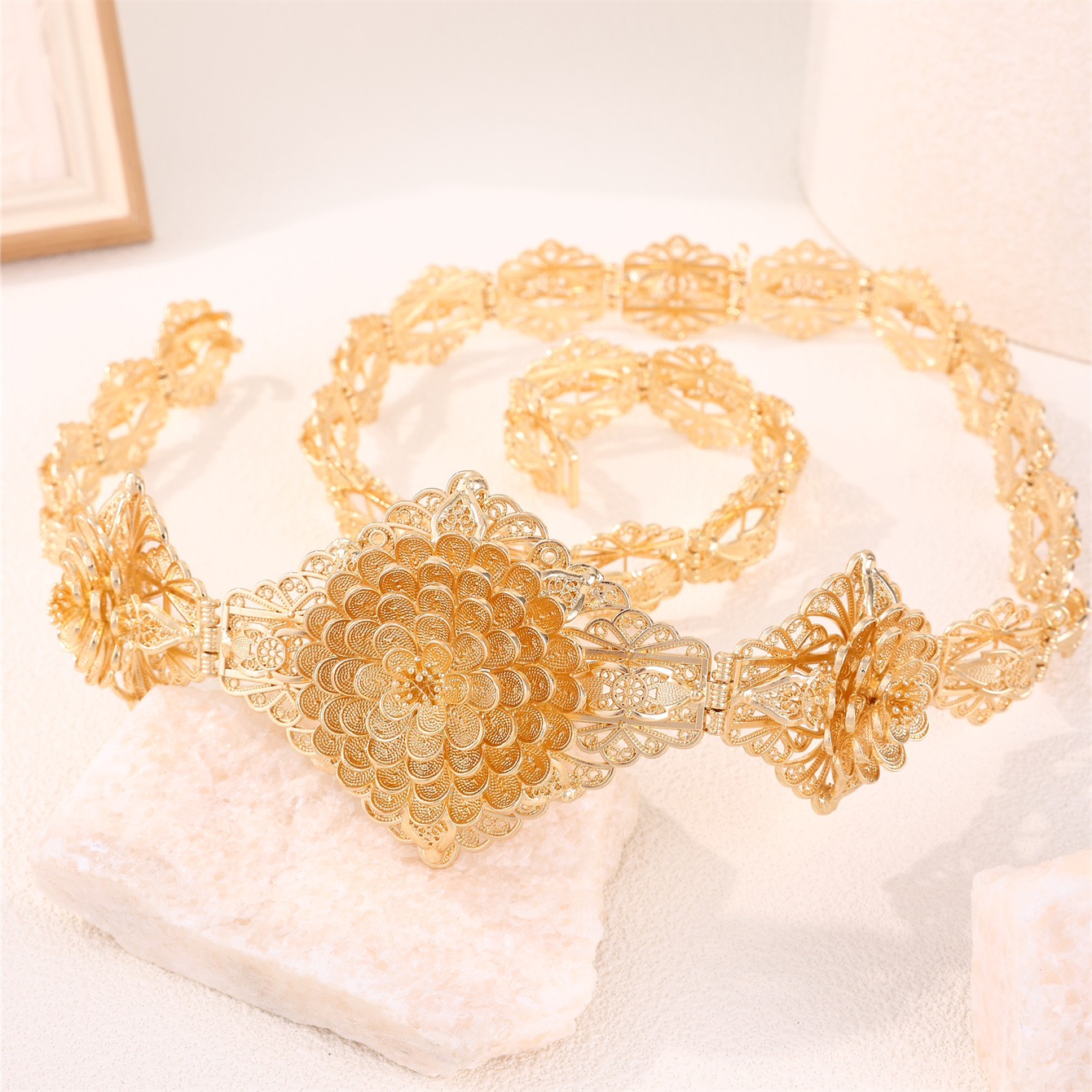 Retro Bride Carved Chatelaine  - French Vintage Fashion recension och pris