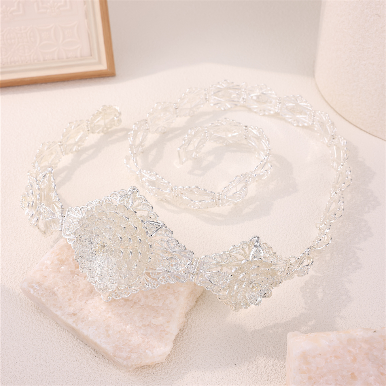 Retro Bride Carved Chatelaine  - French Vintage Fashion recension och pris